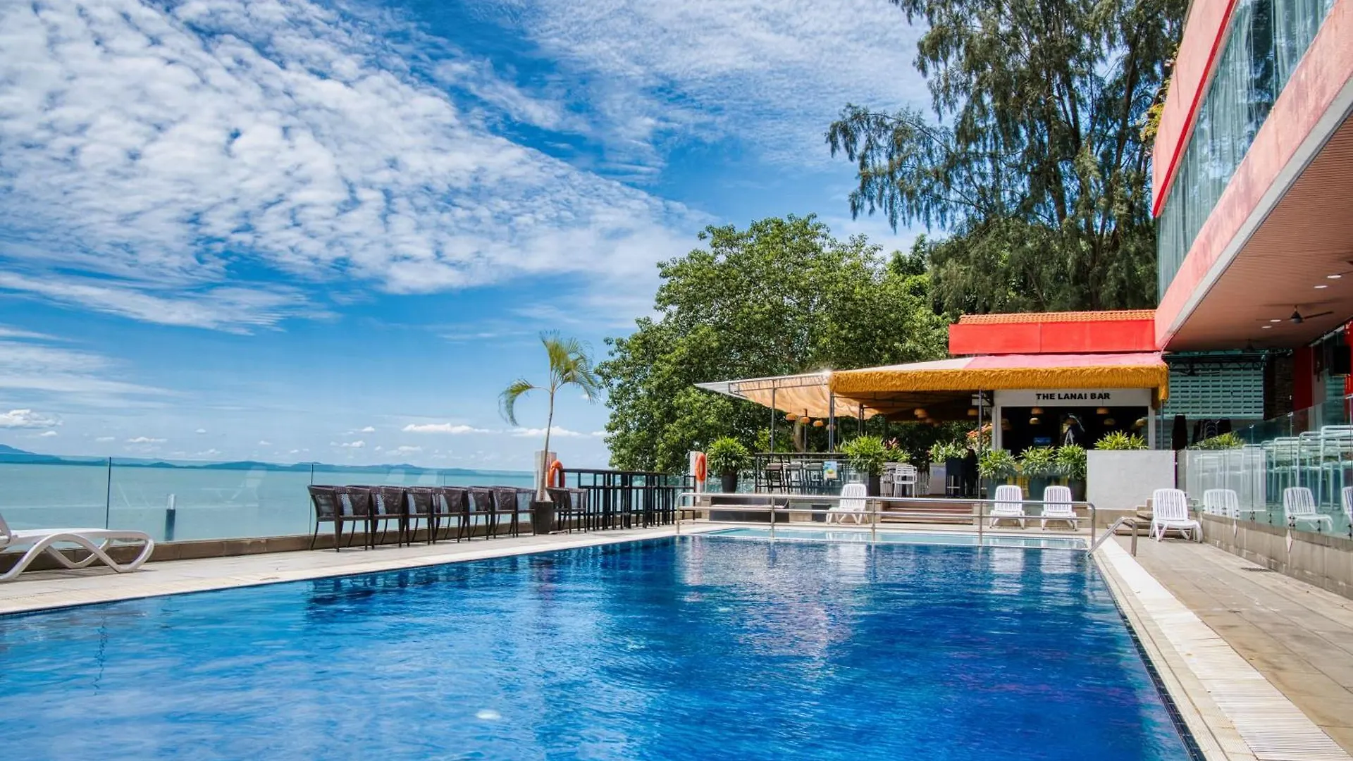 Hotel Sentral Seaview @ ​Beachfront Tanjung Bungah