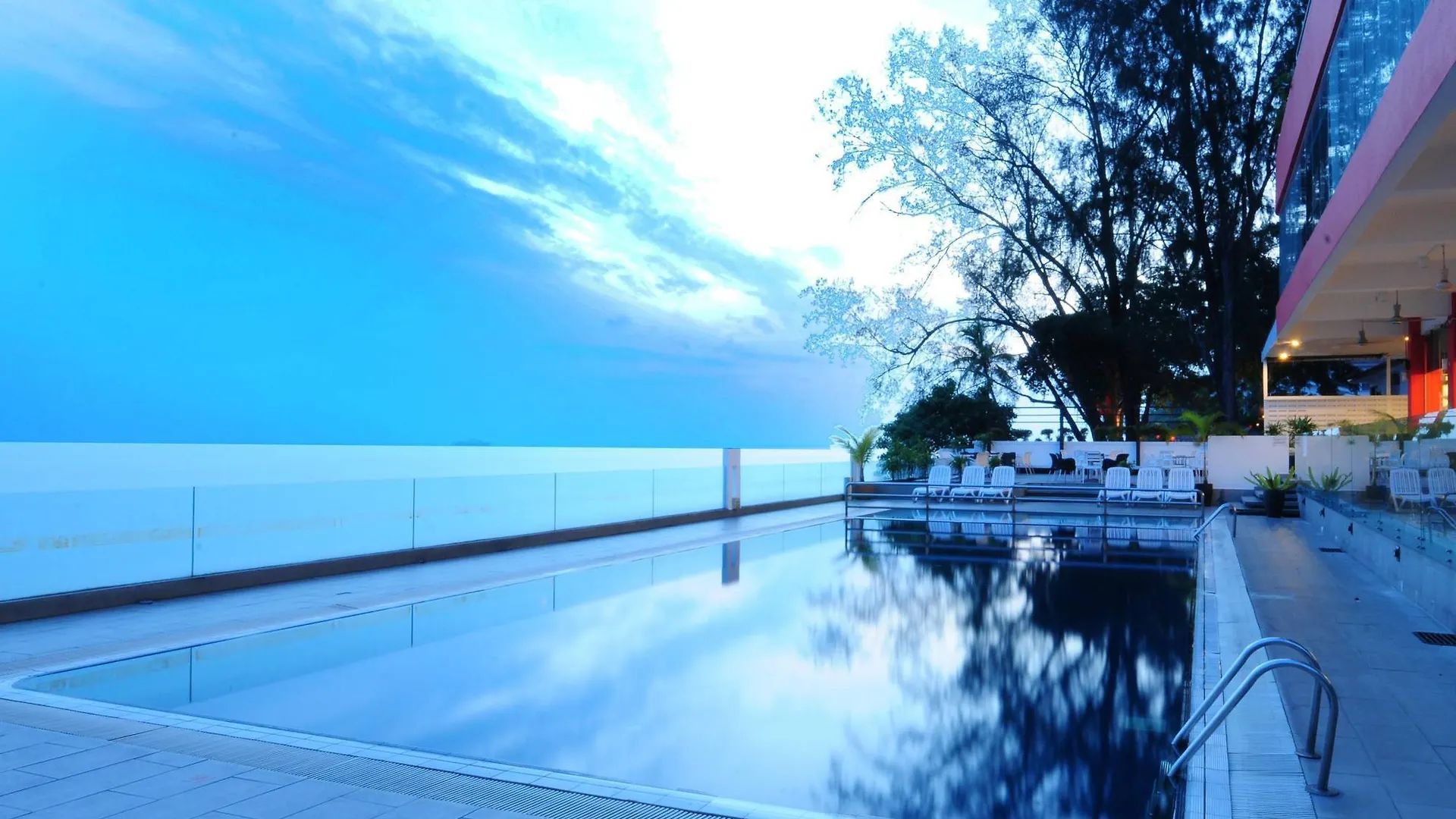Hotel Sentral Seaview @ ​Beachfront Tanjung Bungah